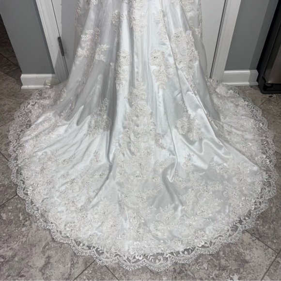 Elegant  Ivory Wedding Dress - Picture 5 of 17